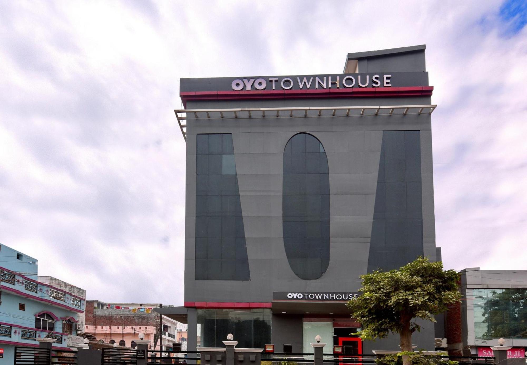 Townhouse Function Inn Near Chaudhary Charan Singh International Airport Лакнау Екстериор снимка